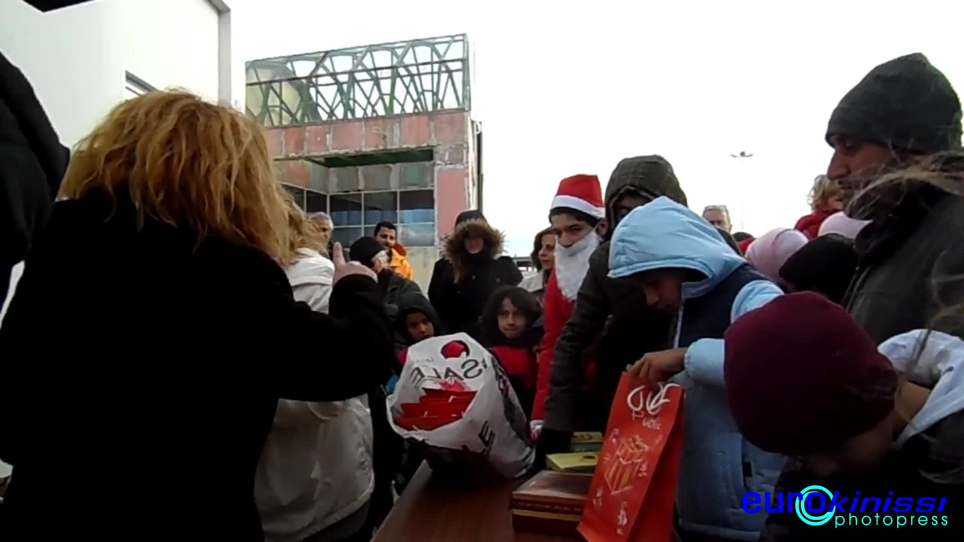 Διανομή δώρων σε προσφυγόπουλα  από εργαζόμενους της ΕΡΤ