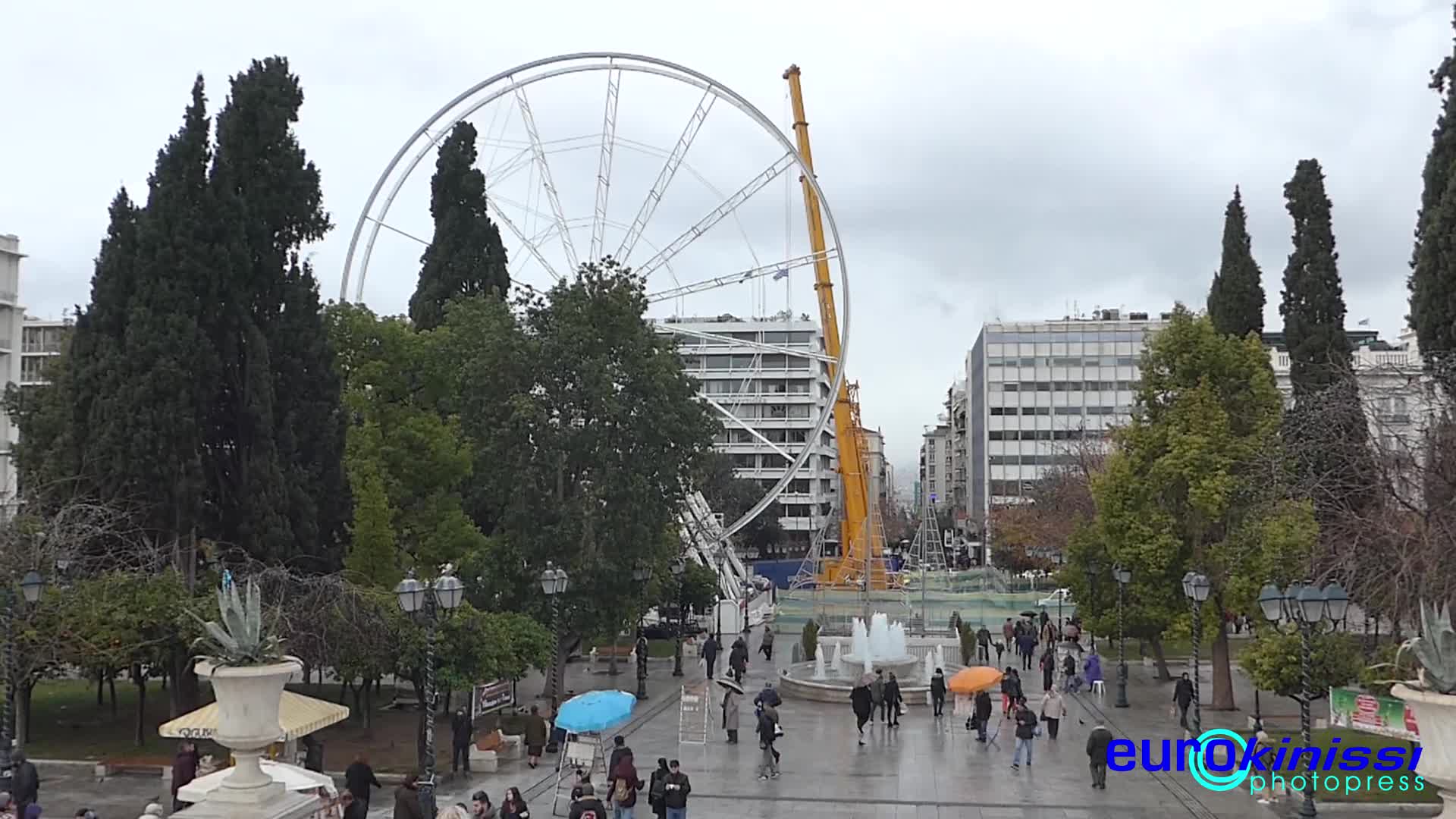 Αποσυναρμολογειται η ρόδα στην πλατεία Συντάγματος