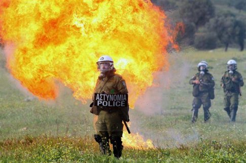 Αποχωρούν από τα μπλόκα της Κερατέας κάτοικοι και αστυνομικοί