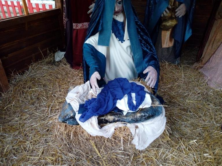 Έκλεψαν το «θείο βρέφος» από τη φάτνη στην κεντρική πλατεία της Λάρισας