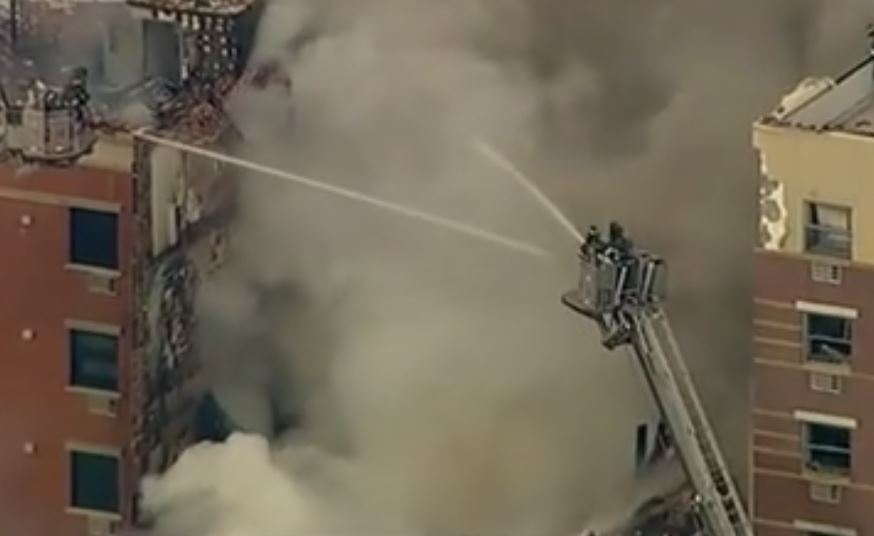 Νέα Υόρκη: Σε εξέλιξη οι έρευνες για τυχόν εγκλωβισμένους στα ερείπια