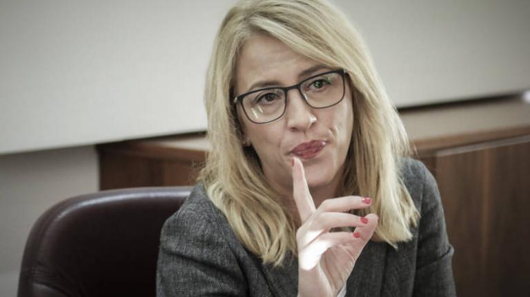 Η Ρένα και οι κοτσαμπάσηδες…