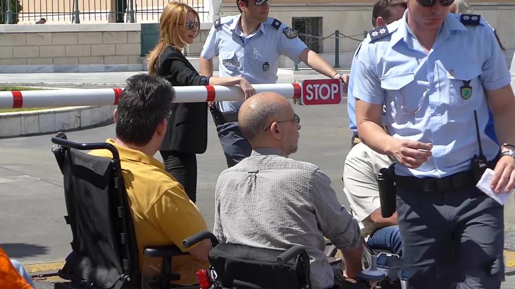 Διαμαρτυρία παραπληγικών έξω από την Βουλή