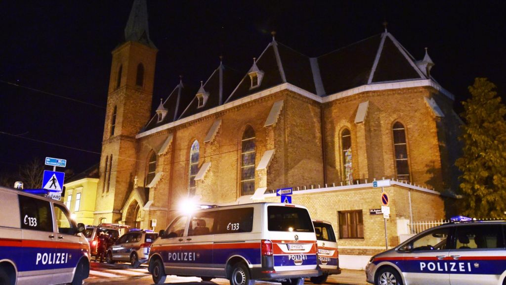 Ανθρωποκυνηγητό στη Βιέννη μετά την αιματηρή επίθεση σε εκκλησία
