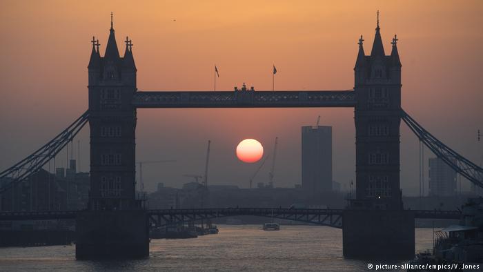 Εκνευρισμό προκαλεί στην οικονομία το λυκόφως του Brexit