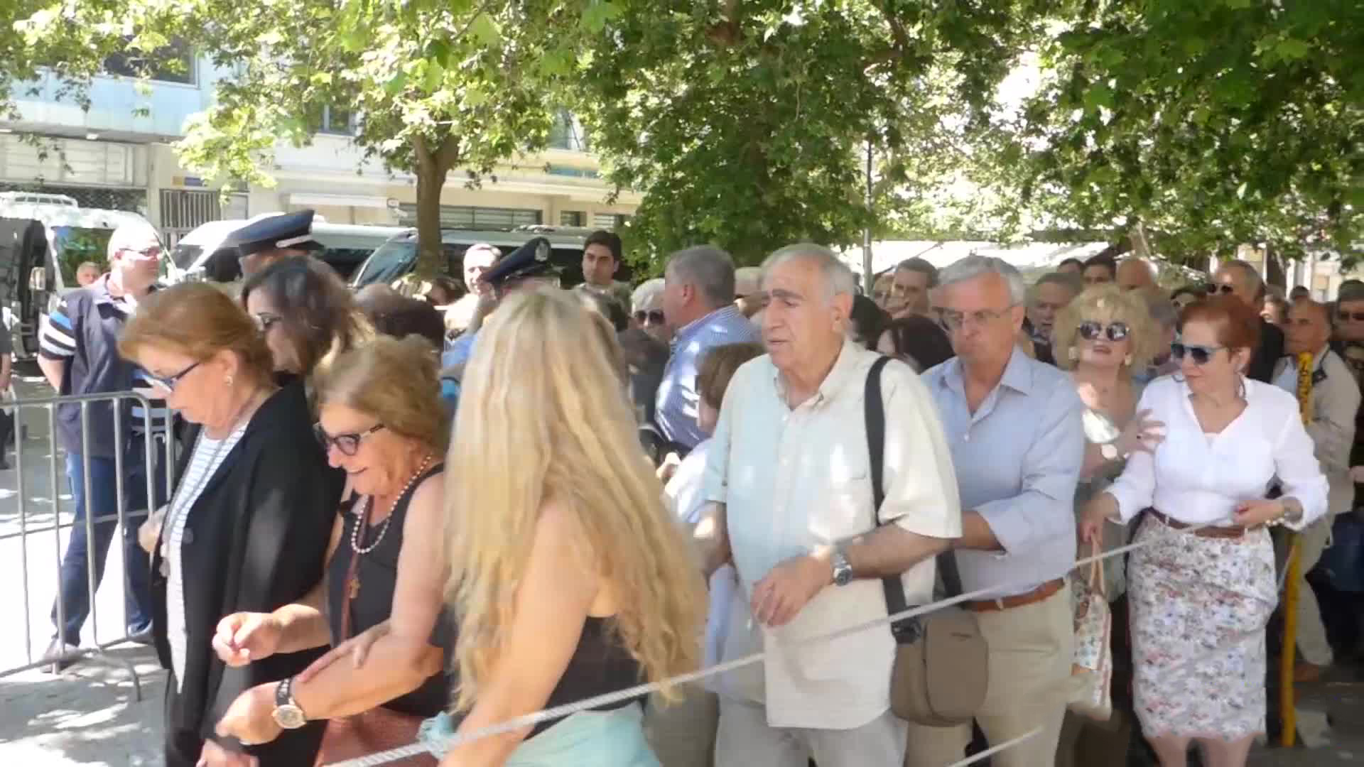 Σε λαϊκό προσκύνημα στη Μητρόπολη η σορός του Κωνσταντίνου Μητσοτάκη