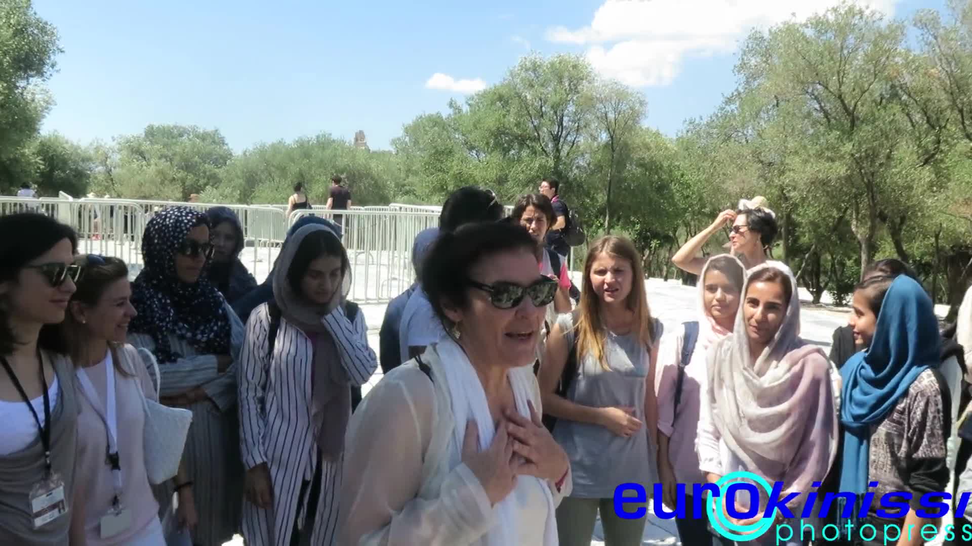 Η Λ.Κονιόρδου ξενάγησε πρόσφυγες στην Ακρόπολη