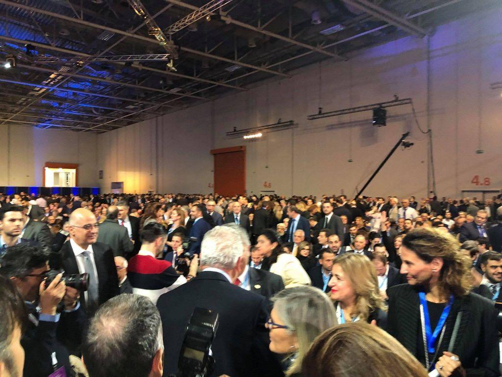 Το αδιαχώρητο στο Metropolitan λίγο πριν την ομιλία Μητσοτάκη