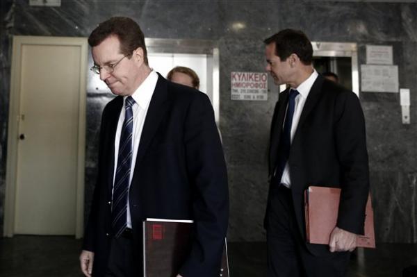 Αγώνας δρόμου στην κυβέρνηση να κλείσουν όλα τα μέτωπα εν όψει τρόικας