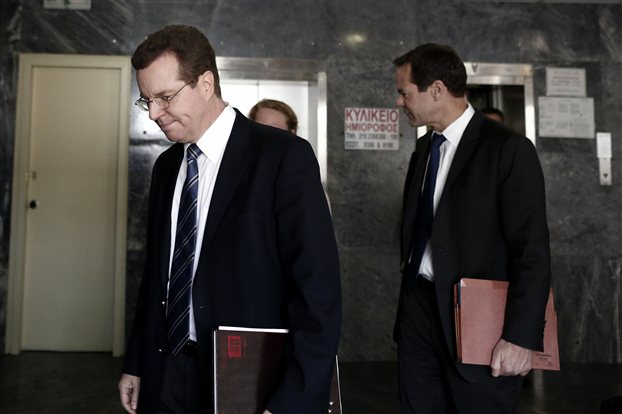 Αγώνας δρόμου στην κυβέρνηση να κλείσουν όλα τα μέτωπα εν όψει τρόικας