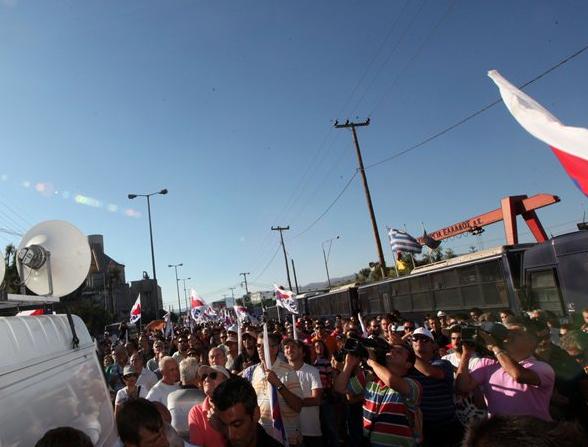 Ένταση μπροστά στην πύλη της Χαλυβουργίας στον Ασπρόπυργο