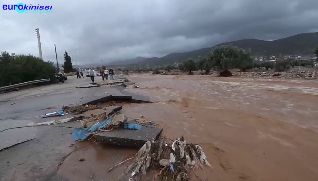 Καταστροφικές πλημμύρες στη Νέα Πέραμο Αττικής