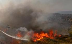 Σπίτια και αποθήκες έκαψε η φωτιά στην Ασπροβάλτα Θεσσαλονίκης