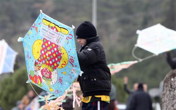 Πλήθος κόσμου βρέθηκε στο λόφο Φιλοπάππου για τα Κούλουμα