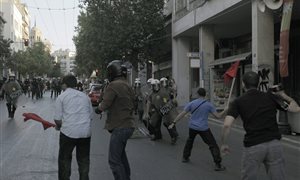 Επεισόδια μεταξύ κουκουλοφόρων και αστυνομικών κοντά στο Σύνταγμα