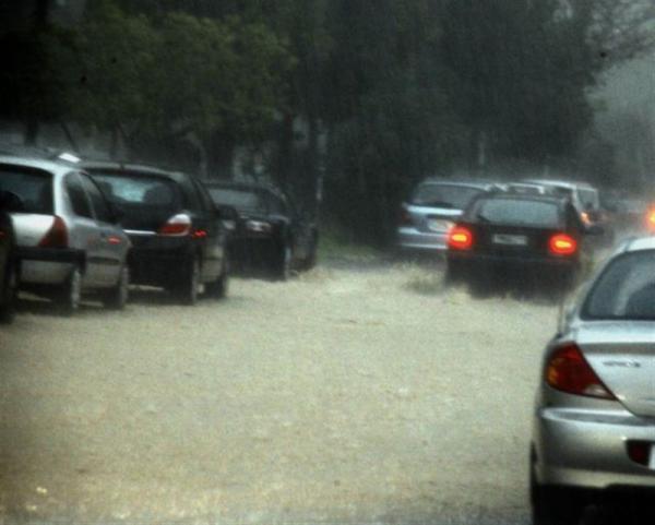 Τεράστια προβλήματα στην Αττική από τη σφοδρή καταιγίδα