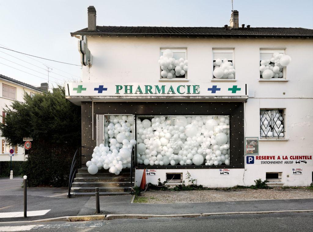 Έργα τέχνης από χιλιάδες λευκά μπαλόνια