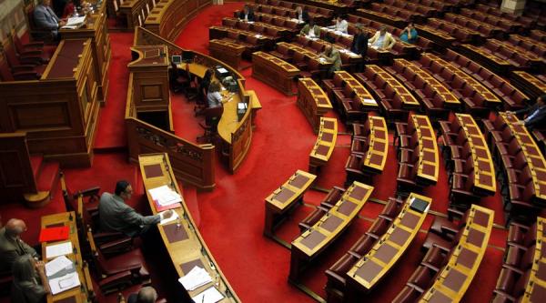 Παραδέχεται το «χρυσό» εφάπαξ των 60 μισθών ο πρόεδρος των υπαλλήλων της Βουλής