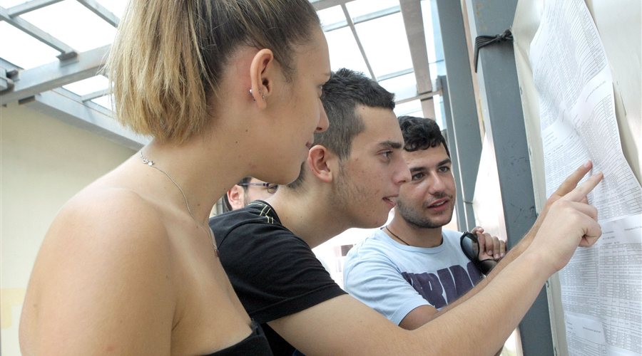 Ρεκόρ πτώσης στις βάσεις για ΑΕΙ και ΤΕΙ