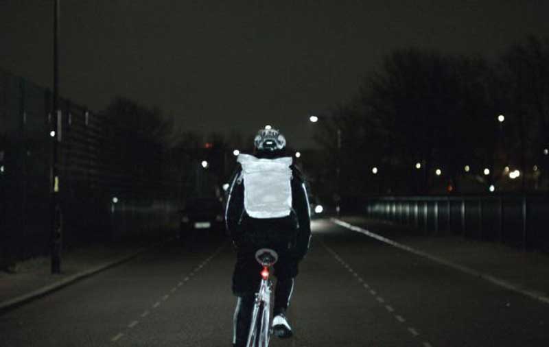 Volvo Life Paint: Η βαφή ποδηλάτων των Σουηδών που «λάμπει» στο σκοτάδι