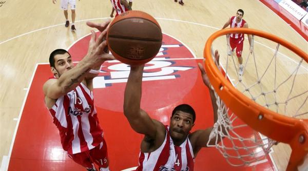 Στην Πόλη ο Ολυμπιακός 76-69 τη Σιένα!