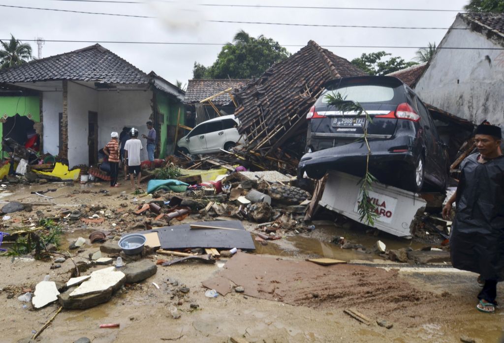 Εικόνες βιβλικής καταστροφής από το τσουνάμι στην Ινδονησία
