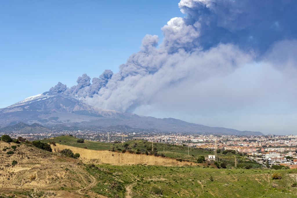 Στιγμιότυπα από την έκρηξη του ηφαιστείου της Αίτνας