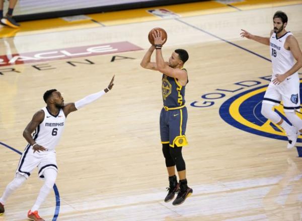 Γουόριορς: Έγραψαν ιστορία Κάρι, Ντουράντ στη νίκη επί των Γκρίζλις