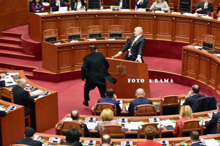 Χαμός στο κοινοβούλιο της Αλβανίας:  Πέταξαν αυγό στον Έντι Ράμα