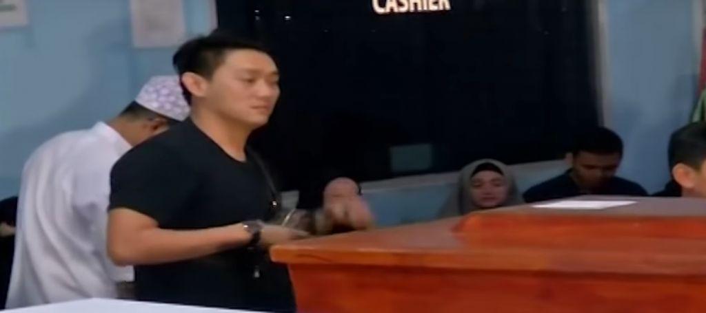 Ινδονησία: Συγκλονίζουν τα λόγια του τραγουδιστή πάνω από το φέρετρο της γυναίκας του