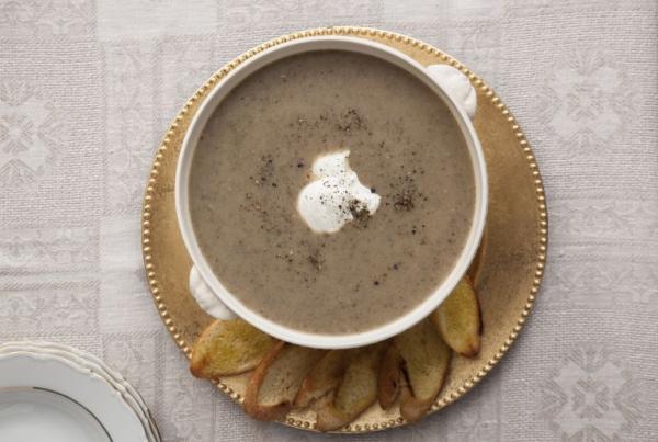 Μανιταρόσουπα με γιαούρτι αρωματισμένο με τρούφα