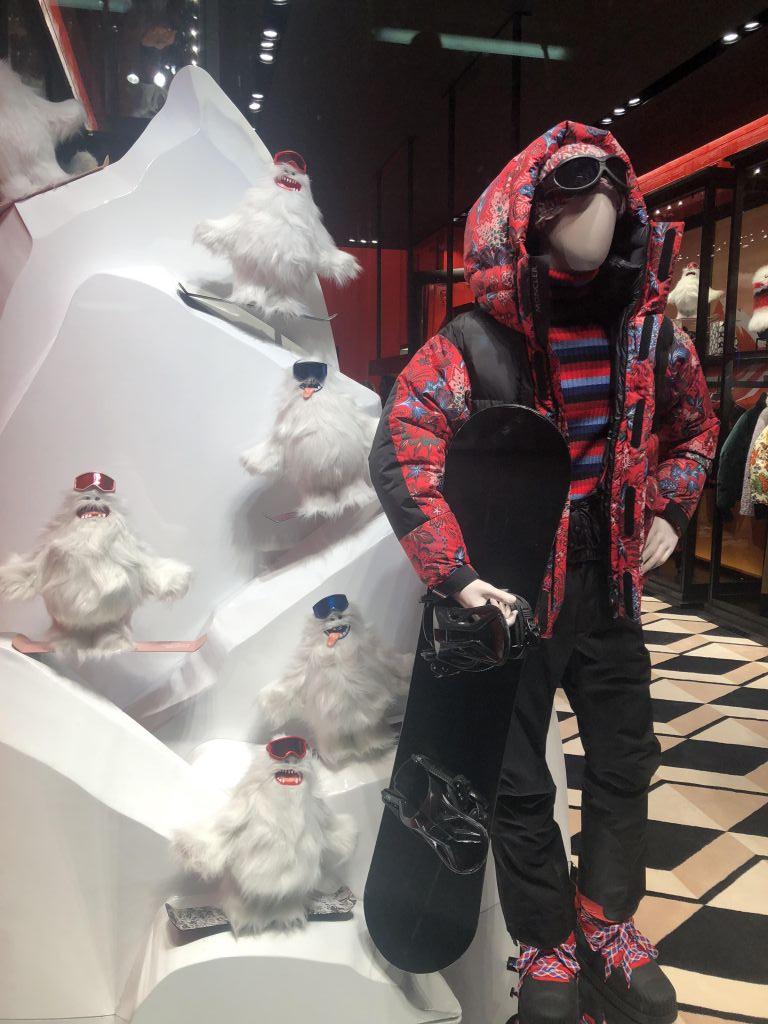 Moncler για τα χιονοδρομικά spots, «κρυστάλλινα» Gina party shoes…