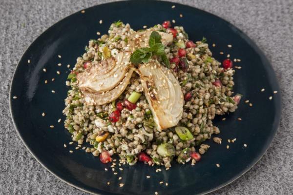 Φαγόπυρο, σωταρισμένο φινόκιο, φιστίκια Αιγίνης, ρόδι και ξινομυζήθρα