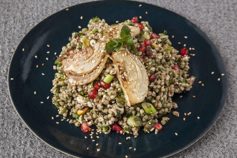 Φαγόπυρο, σωταρισμένο φινόκιο, φιστίκια Αιγίνης, ρόδι και ξινομυζήθρα
