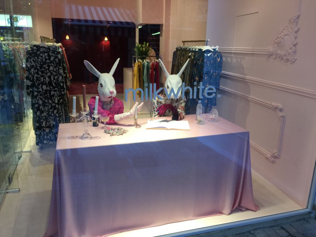 Το δείπνο… μέσα στη βιτρίνα