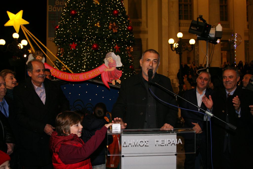 Ο Γ. Μώραλης φωταγώγησε το χριστουγεννιάτικο δέντρο στο Δημοτικό Θέατρο Πειραιά
