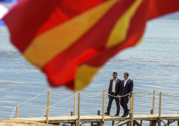 Η κυβέρνηση «πνίγεται» στις Πρέσπες – Η «τέλεια συμφωνία» γίνεται τώρα θηλιά για τον Τσίπρα