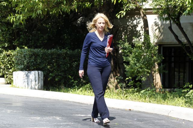 Η Ρένα κάνει παγοδρόμιο με το καρεκλάκι