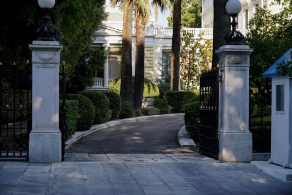 Οι ευχές και τα μικρόφωνα του Προεδρικού Μεγάρου