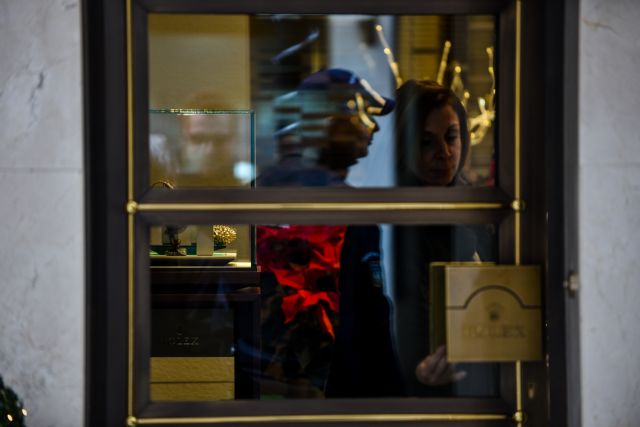 Βουκουρεστίου: Ένοπλη ληστεία σε κατάστημα με πολυτελή ρολόγια [εικόνες]