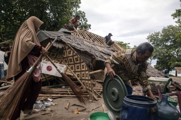 Τσουνάμι Ινδονησία : Πάνω από 300 οι νεκροί