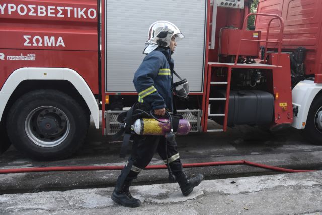 Λάρισα: Υπό έλεγχο η πυρκαγιά στο εργοστάσιο επίπλων