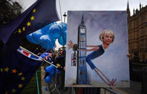 Διαδήλωση κατά της Μέι έξω από το βρετανικό κοινοβούλιο