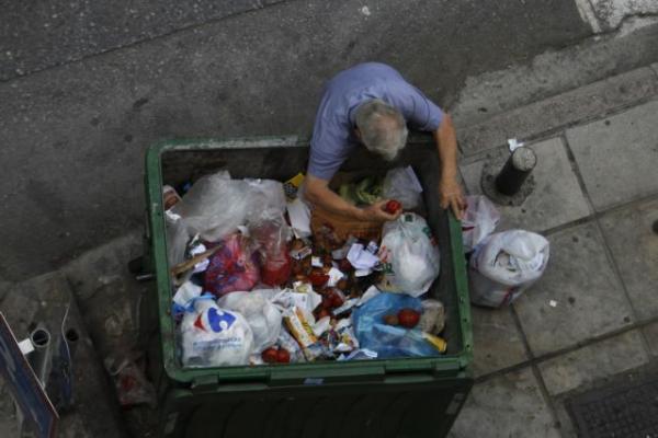 Η κρίση αφήνει τους Έλληνες να πεινάνε και τα παιδιά υποσιτισμένα