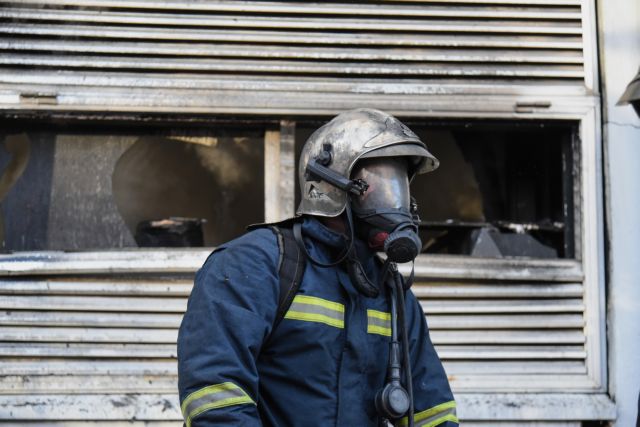 Φωτιά σε κατάστημα στον Πειραιά