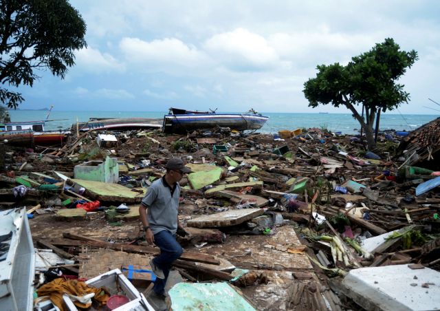 Τσουνάμι Ινδονησία : Ανείπωτη καταστροφή με εκατοντάδες θύματα – Αγωνία για τους αγνοούμενους
