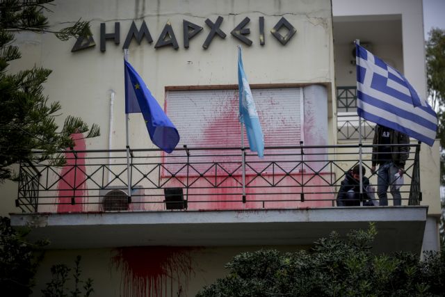 Ρουβίκωνας: Το βίντεο από την επίθεση στο Δημαρχείο Αλίμου [εικόνες]