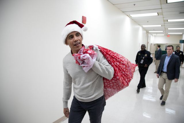 O Ομπάμα σε ρόλο Άγιου Βασίλη μοίρασε δώρα σε παιδιά