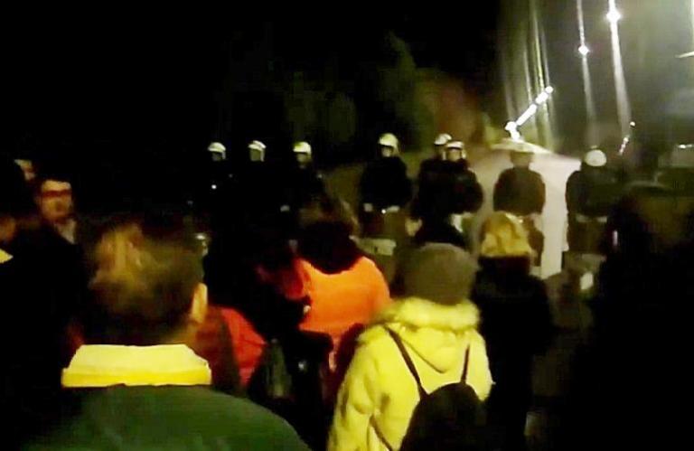 Οι κάτοικοι της Λευκίμμης τα έψαλλαν… στα ΜΑΤ (βίντεο)