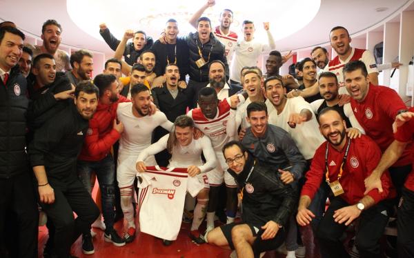 Το «ερυθρόλευκο» πάρτι στα αποδυτήρια